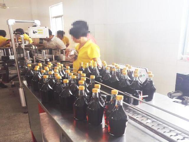 Stroji v obratovanju v tovarni.jpg