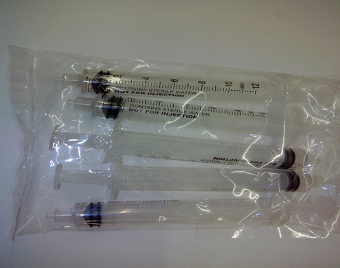 syringes brizgalno polnjenje closer.jpg