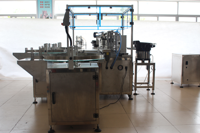 stroj za polnjenje in zapiranje eteričnih olj.jpg