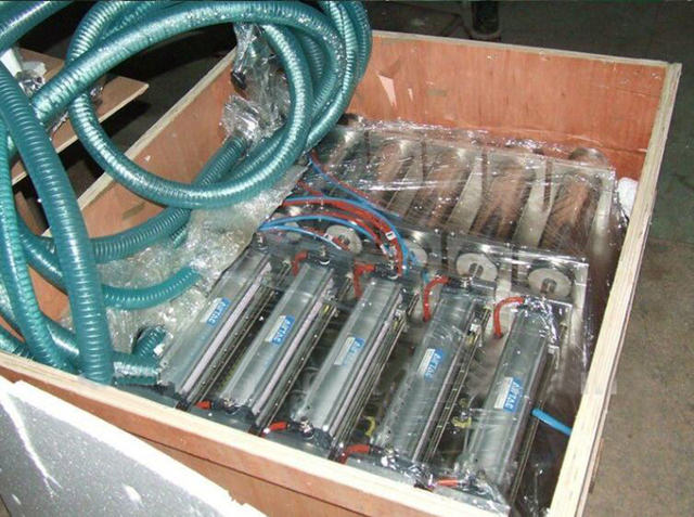 Polnilni stroj s 4 glavami v lesenem kovčku.jpg