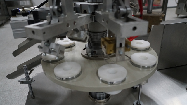 polavtomatsko tesnilo za polnjenje cevi line.jpg