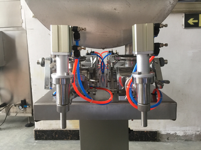 two filling nozzles pneumatic filler equipment šobe dve.jpg