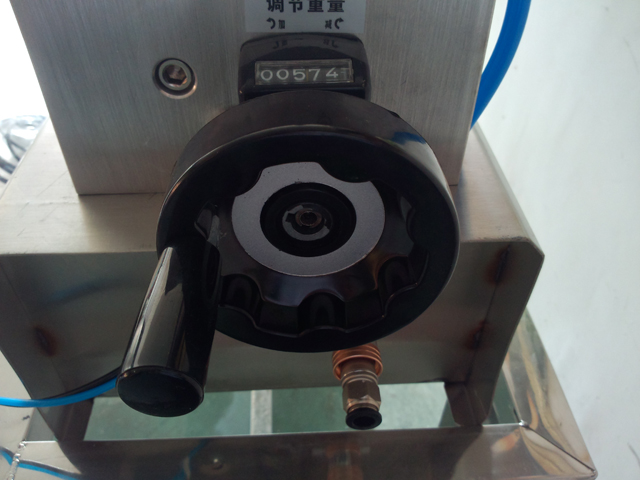 liquid filling machine semi automatic Oprema za polnjenje šamponov.jpg