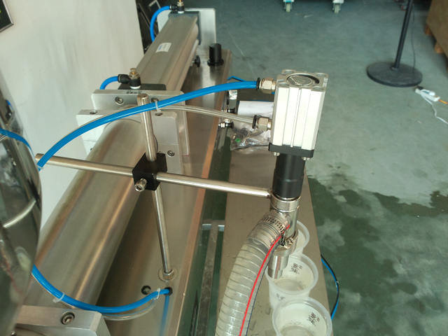 liquid filling machine for lotion shampoo cream Oprema za polnjenje šamponov.jpg