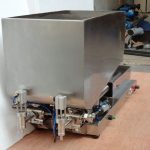 Polavtomatski pnevmatski stroj za polnjenje marmelade in poprove omake