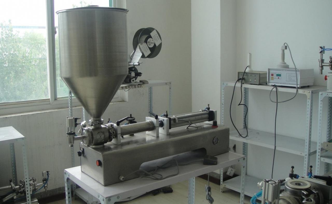 liquid paste filling machine with vertical hopper ENOJNA GLAVA S POLNILNIM STROJEM ZA KOŠ.jpg