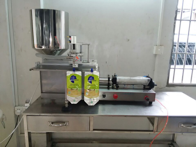 Stroj za polnjenje vrečk z izlivom (4).jpg