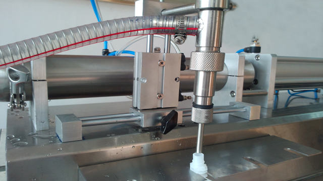 single head filling machine for spout bags with hopper polnilo za izliv.jpg