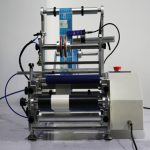 Polavtomatski stroj za označevanje vial z brizgami za okrogle steklenice