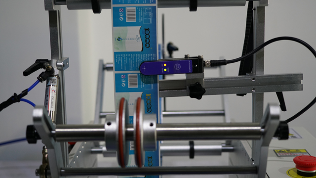 Senzorski sistem za zaznavanje nalepk polavtomatski.jpg