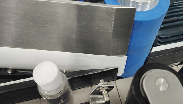 postopek etiketiranja steklenic.jpg