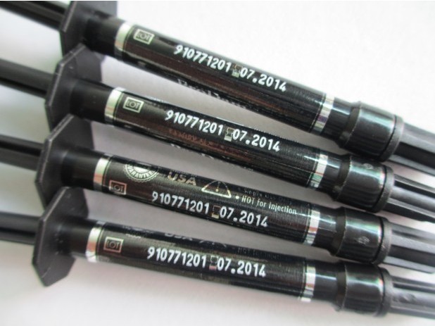 labeling printer machine for syringes tiskanje nalepk na brizge.jpg