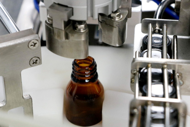 stroj za polnjenje steklenic z oljem tabletop.jpg