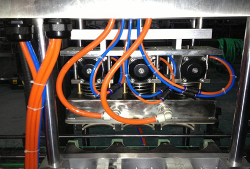 vacuum capper linear del vakuumskih pokrovčkov close shot.jpg