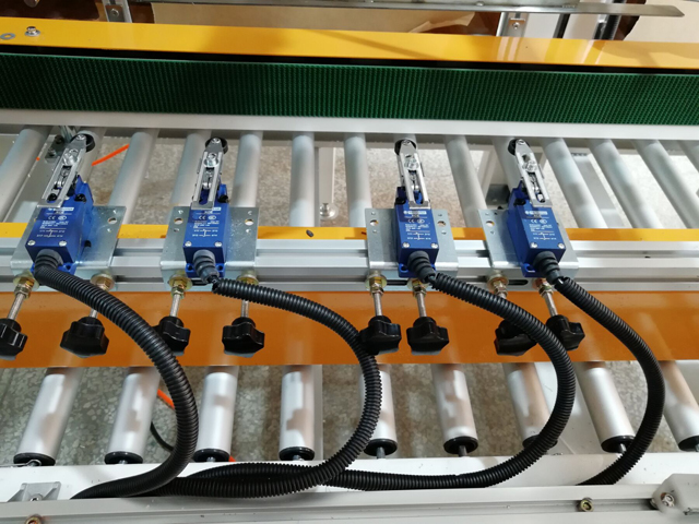 stikalo za pršenje lepila.jpg