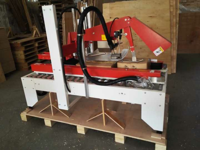 stroj za tesnjenje kartona z vročim lepilom.jpg