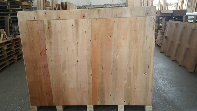 lepilo za kartone v leseni škatli.jpg