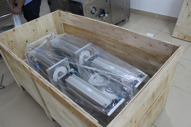 stroj v lesenem kovčku.jpg