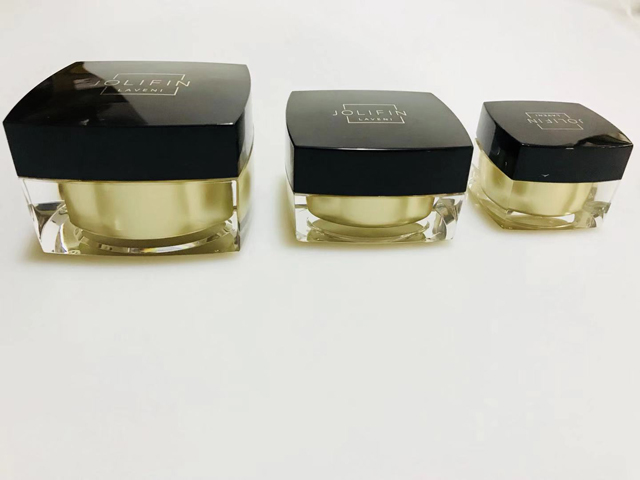 kvadratni črni kozarci za zapiranje zamaškov