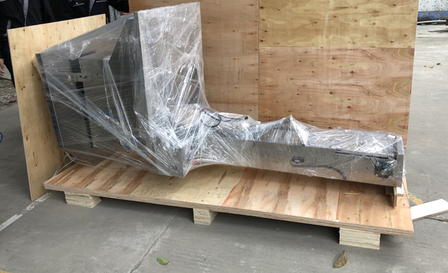 dviganje pokrovčkov iz lesenega ohišja