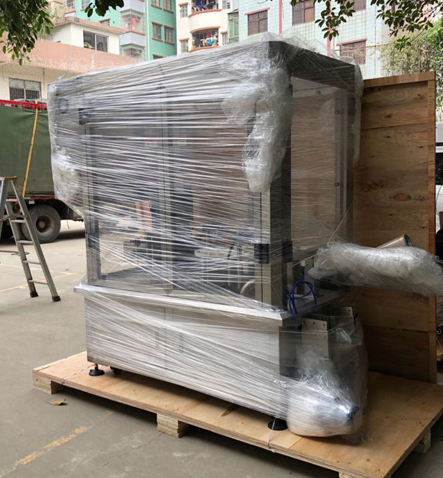 stroj za zapiranje kremnih kozarcev v leseno ohišje