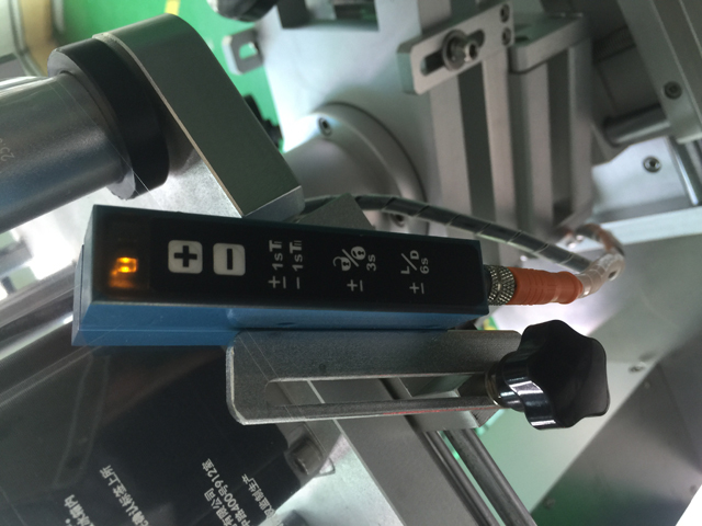 senzor za zaznavanje nalepk transparent.jpg